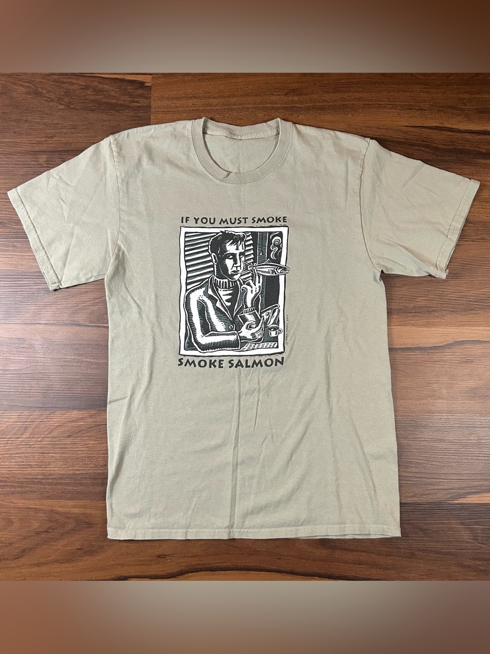 Vintage 2002 'if you must Smoke, smoke Salmon' Short-Sleeve T-Shirt - size M